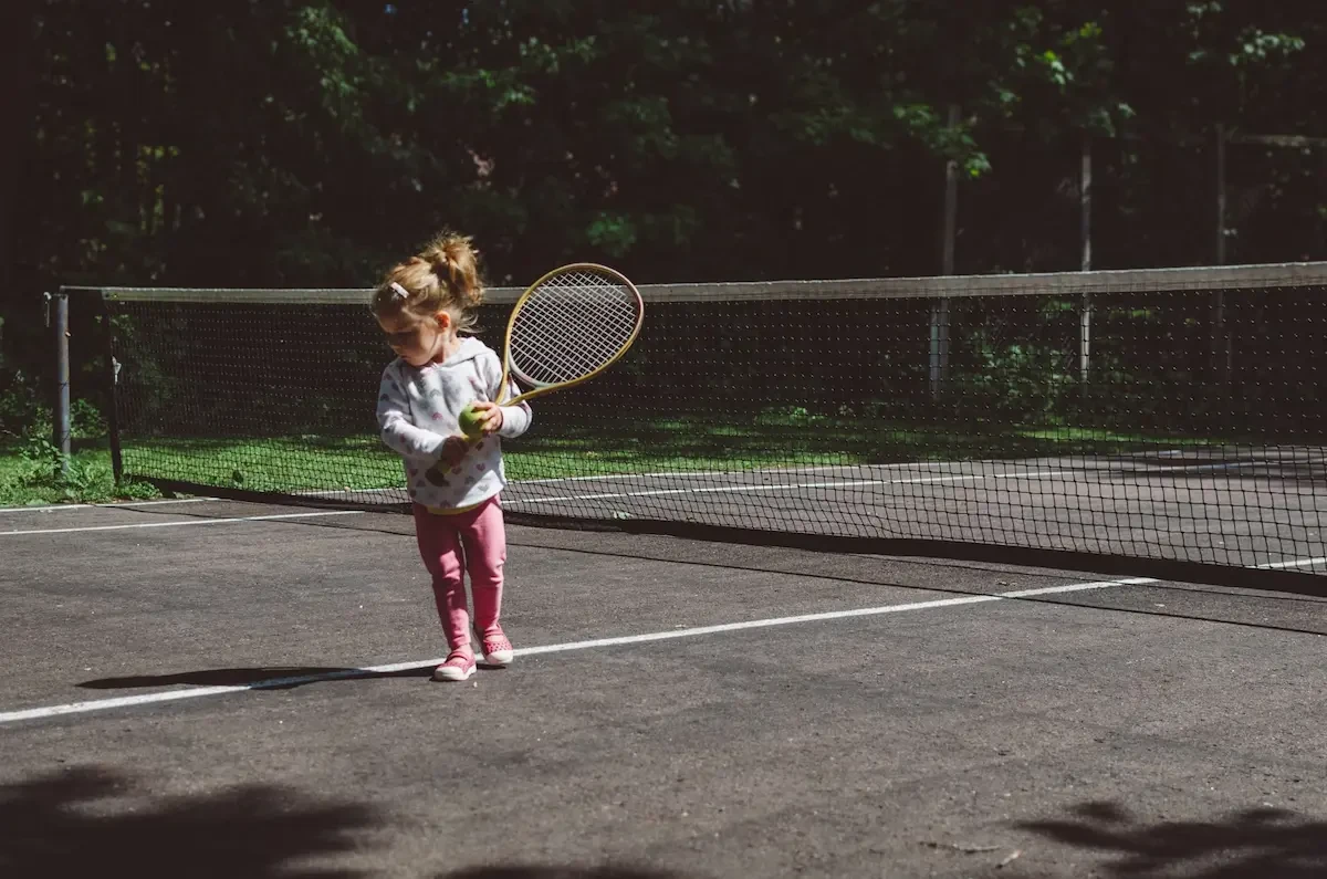 kind met tennisracket