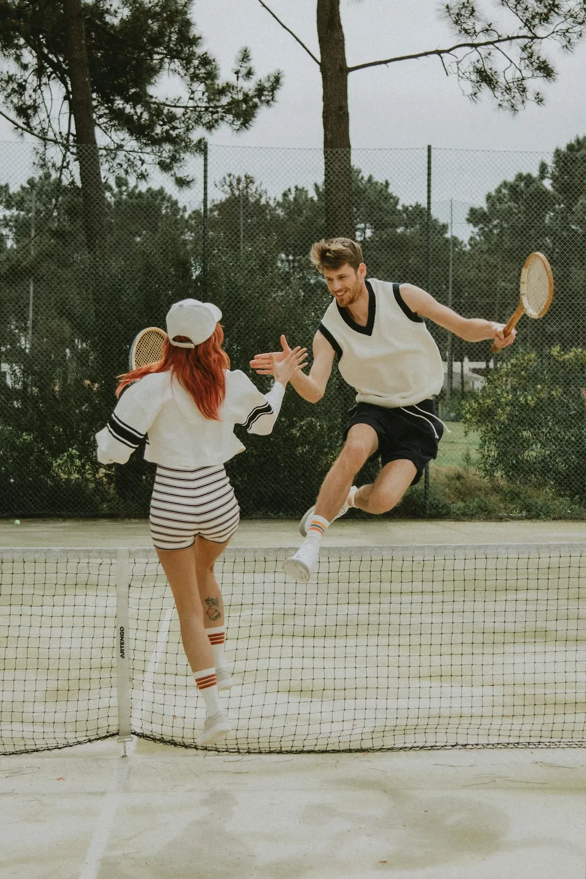 Tennisspelers geven high five